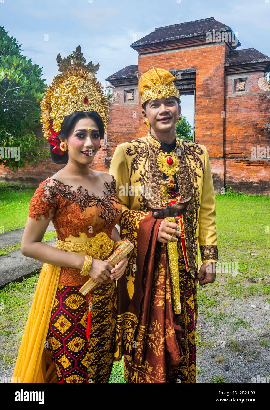 Jeune couple en costume traditionnel à Pura Meru, un grand complexe de temple hindou à Mataram, Lombok, province de West Nusa Tenggara, Indonésie Banque D'Images