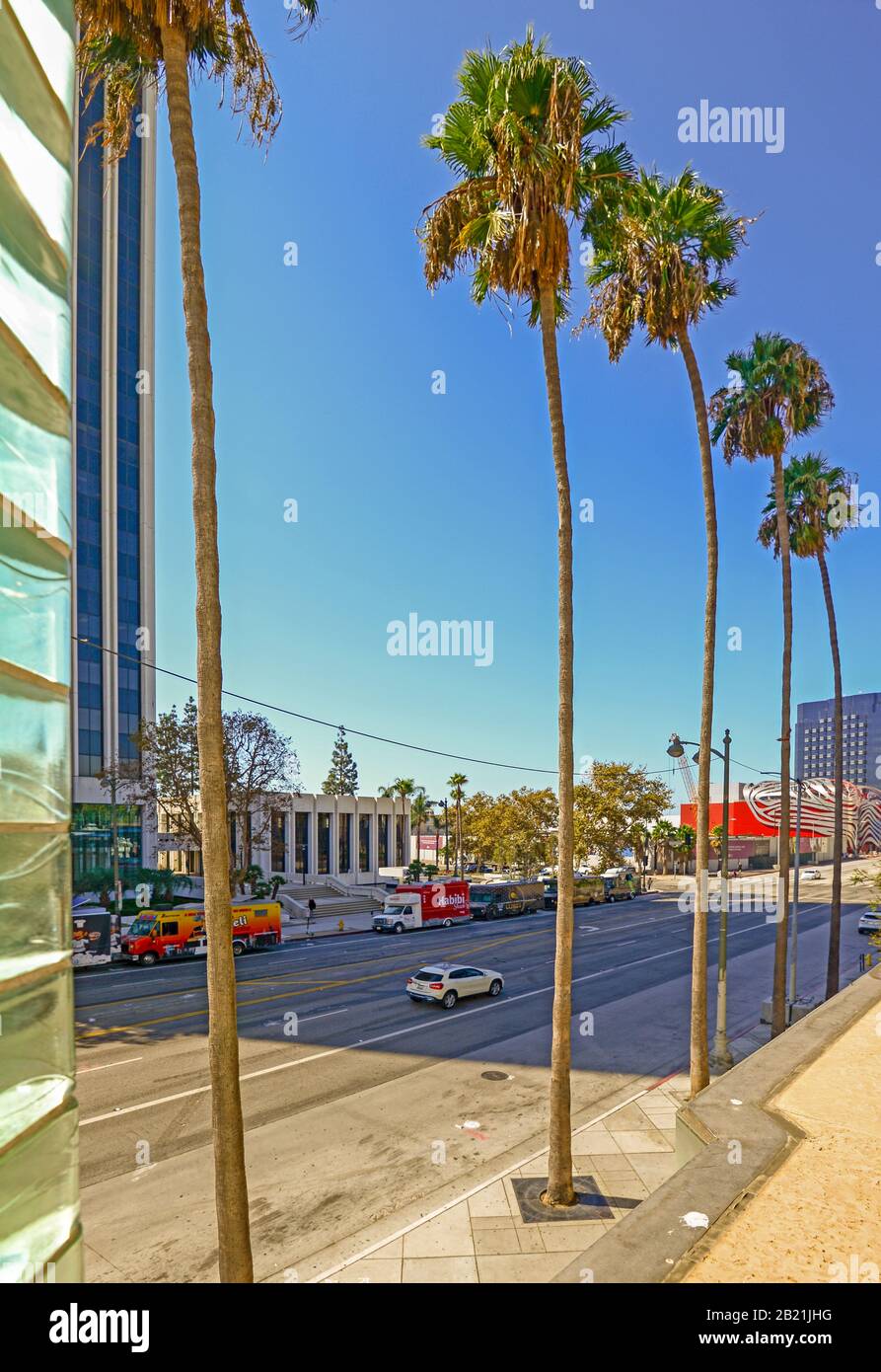 LAC MA. Terrasse au-dessus de B. Gerald Cantor jardin de sculptures donnant sur Wiltshire Boulevard, Los Angeles County Museum of Art, Los Angeles, Californie, Etats-Unis Banque D'Images