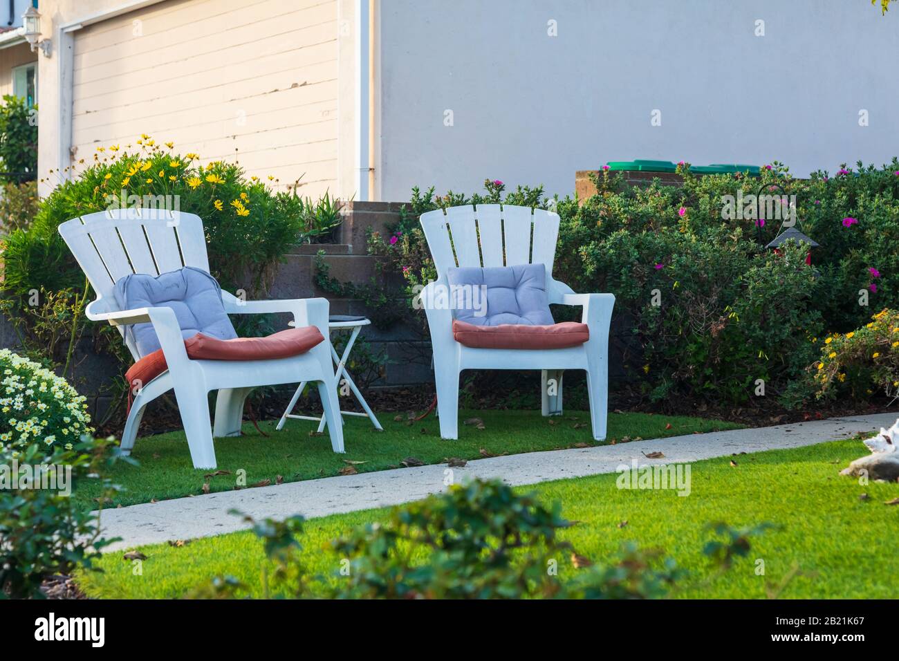 Une maison californienne avec deux chaises adirondack peintes et un beau paysage personnalisé. Extrait d'un espace public en février 2020. Banque D'Images