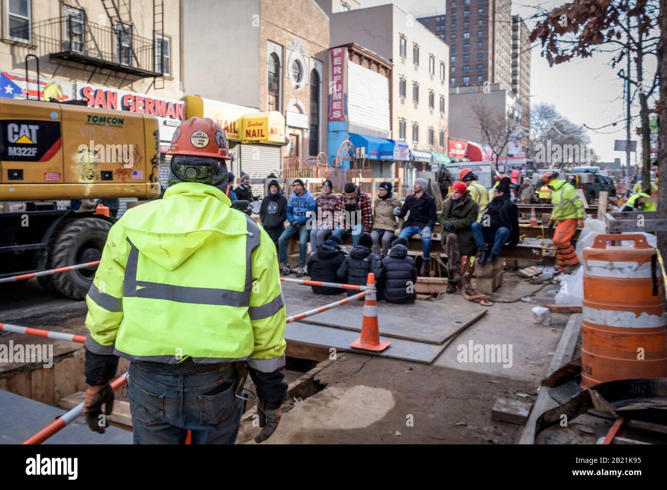 New York, New York, États-Unis. 28 février 2020. 10 personnes du groupe de militants du climat la Rébellion de l'extinction NYC ont été arrêtées à Bushwick le 28 février 2020 pour avoir bloqué la construction du pipeline de transport de gaz de fracturé de North Brooklyn pendant plus de 2 heures dans une protestation de désobéissance civile non violente contre ce projet massif de combustibles fossiles. (Photo d'Erik McGregor/Sipa USA) crédit: SIPA USA/Alay Live News Banque D'Images