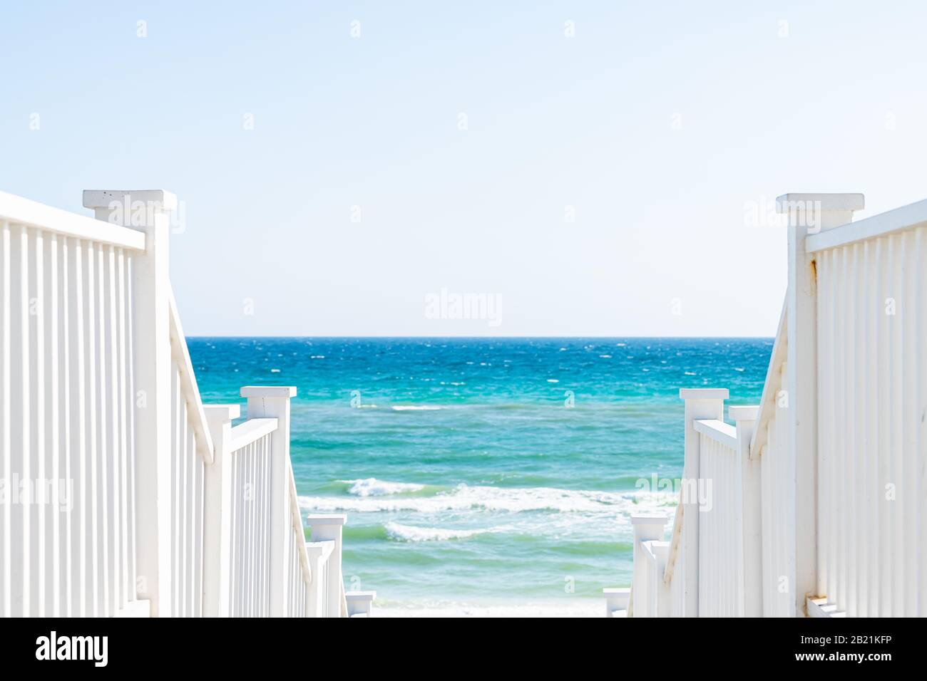 Bord de mer, la Floride barrimer escalier en bois passerelle vue sur l'architecture par la plage vue sur l'arrière-plan de l'océan pendant la journée ensoleillée et l'horizon Banque D'Images