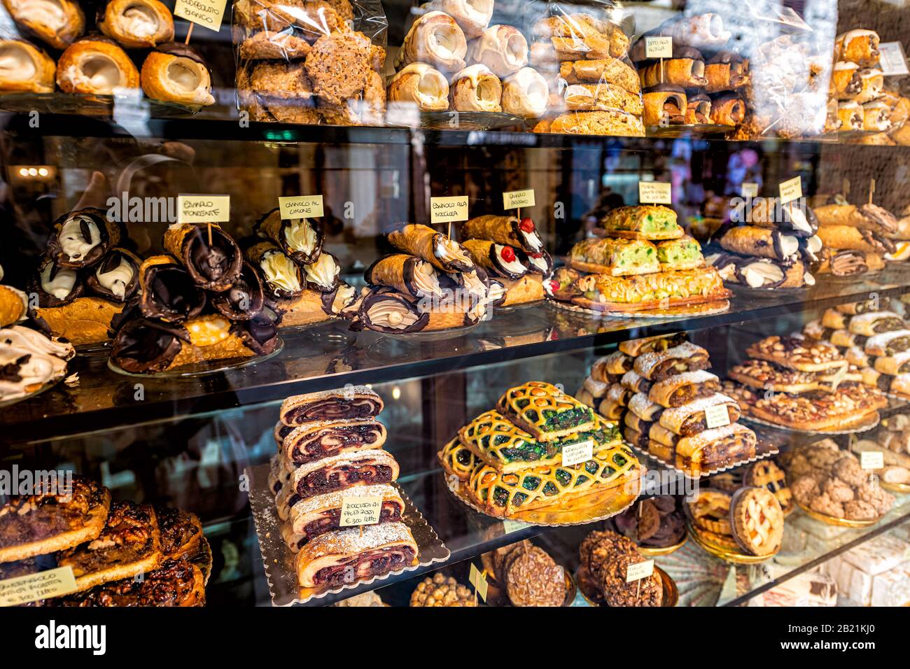 Patisserie Boulangerie Magasin Magasin A Assise Ombrie Italie Vendant Des Cannoli De Chocolat De Dessert Des Gateaux Et Des Tartes De Rocciata Avec Des Etiquettes De Prix Par L Affichage Au Detail Gla Patisserie Boulangerie Magasin Magasin A Assise Ombrie Italie Vendant Des Cannoli De Chocolat De Dessert Des Gateaux Et Des Tartes De Rocciata Avec Des Etiquettes De Prix Par L Affichage Au Detail Gla