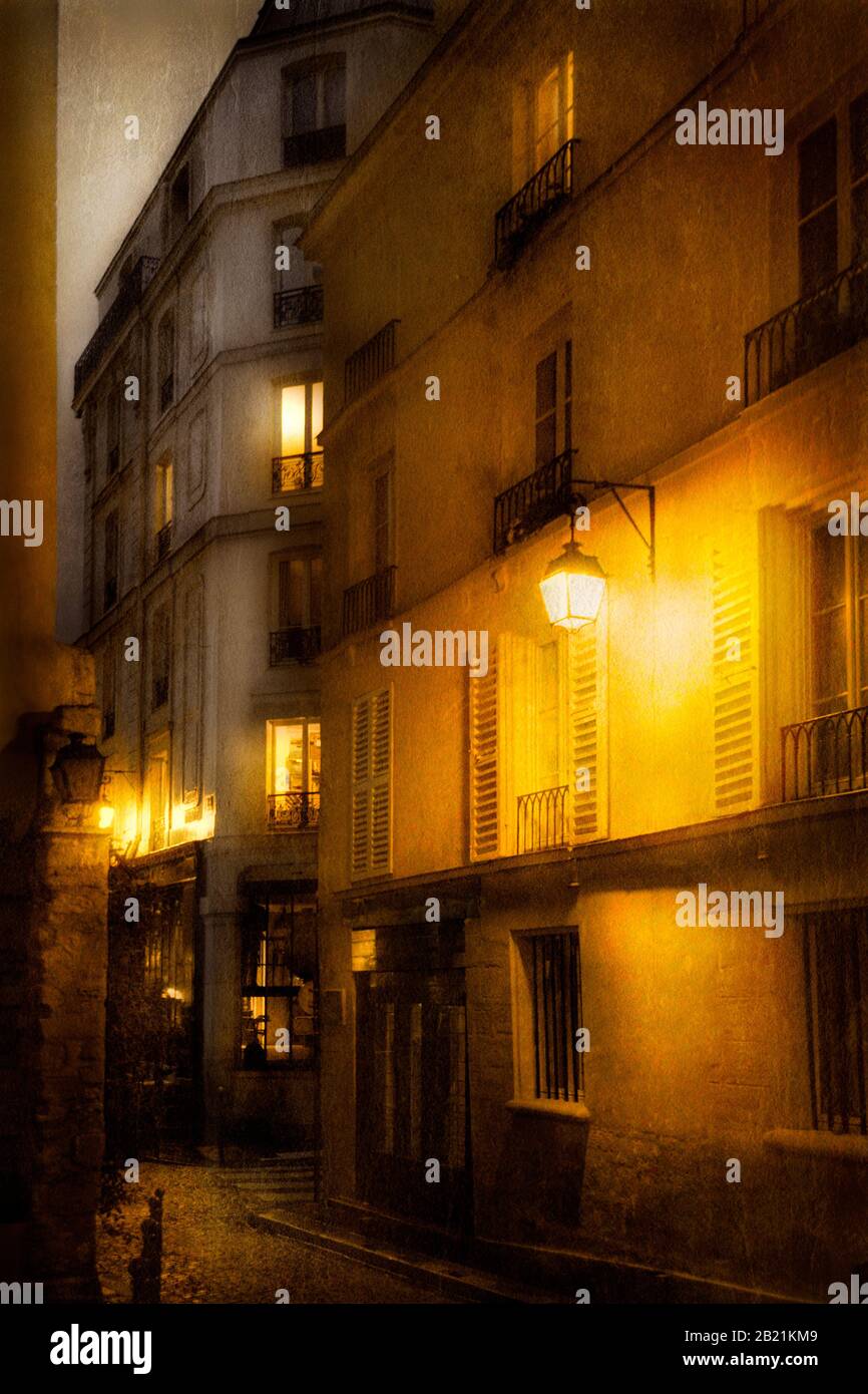 Scène nocturne sur la rue de la Colombe à Paris Banque D'Images