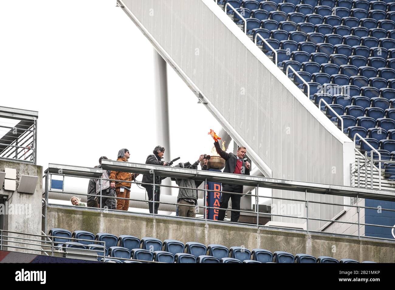 Fox Analyst et l'ancien Seahawk Quarterback Brock Huard hyping la foule après avoir illuminé le chaudron de feu avant le premier quart d'un match de football XFL entre les Dragons de Seattle et les Renegades de Dallas, samedi 22 février 2020, à Seattle, Washington, États-Unis. (Photo par IOS/ESPA-Images) Banque D'Images