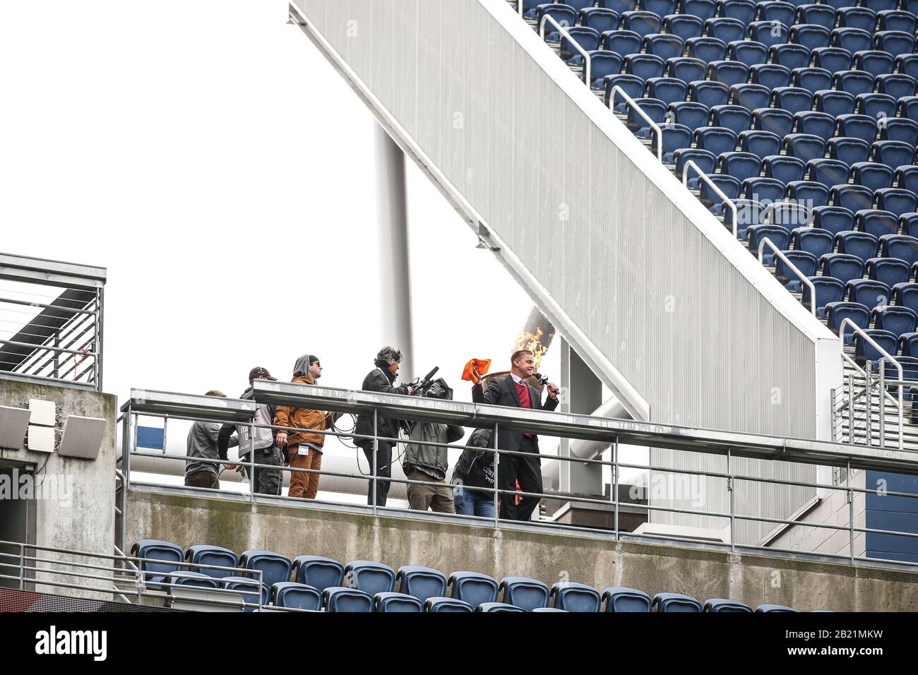 Fox Analyst et l'ancien Seahawk Quarterback Brock Huard hyping la foule après avoir illuminé le chaudron de feu avant le premier quart d'un match de football XFL entre les Dragons de Seattle et les Renegades de Dallas, samedi 22 février 2020, à Seattle, Washington, États-Unis. (Photo par IOS/ESPA-Images) Banque D'Images