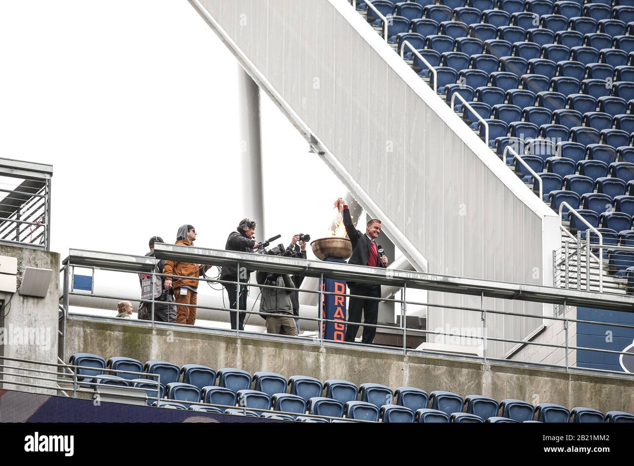 Fox Analyst et l'ancien Seahawk Quarterback Brock Huard hyping la foule après avoir illuminé le chaudron de feu avant le premier quart d'un match de football XFL entre les Dragons de Seattle et les Renegades de Dallas, samedi 22 février 2020, à Seattle, Washington, États-Unis. (Photo par IOS/ESPA-Images) Banque D'Images