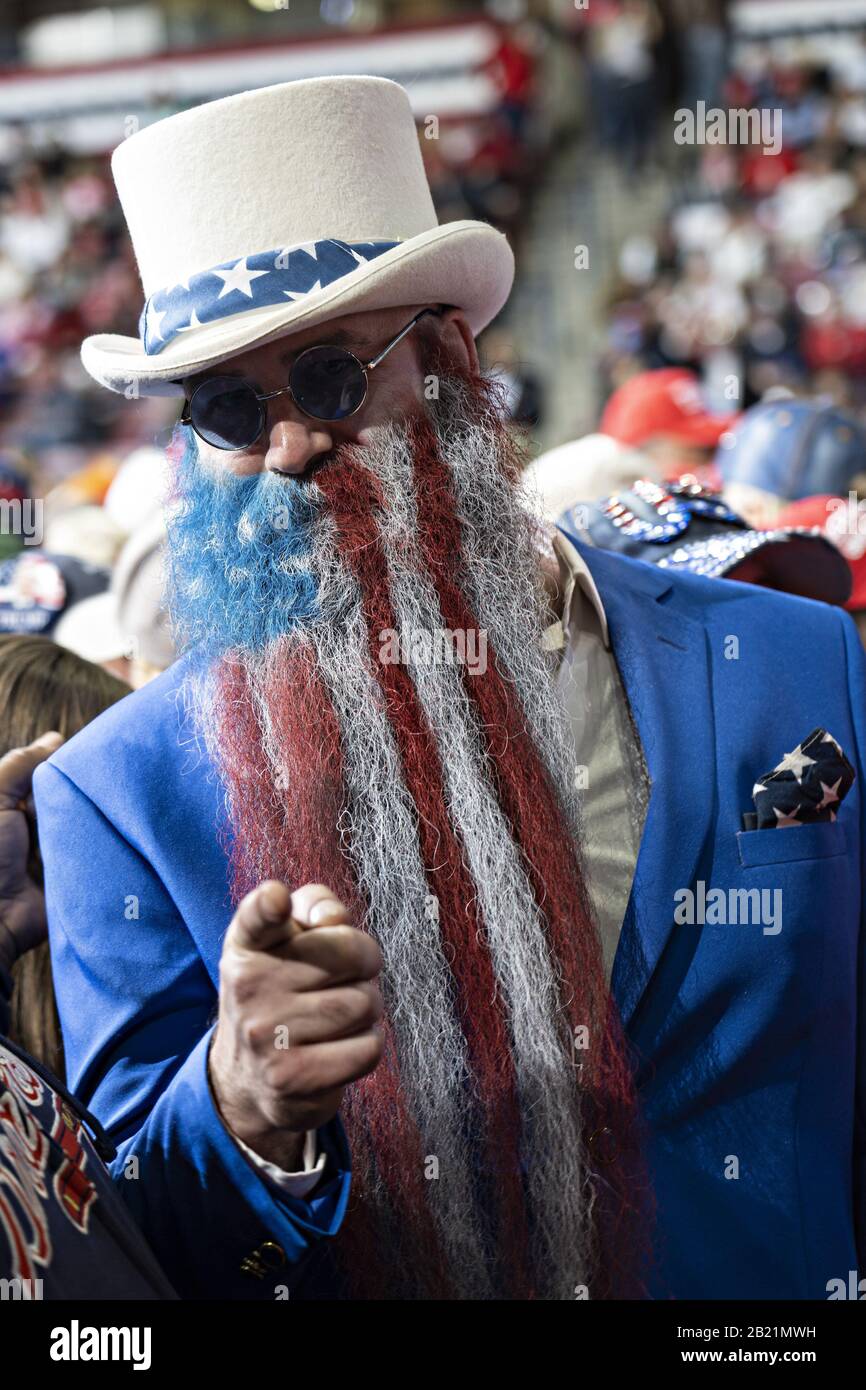 Charleston, Caroline Du Sud, États-Unis. 28 février 2020. Un partisan du président Donald Trump portant un costume de l'oncle Sam alors qu'il attend que le président arrive au North Charleston Coliseum pour son Grand Rallye Keep America, vendredi 28 février 2020, à North Charleston, en Caroline du Sud. Photo de Richard Ellis/UPI crédit: UPI/Alay Live News Banque D'Images
