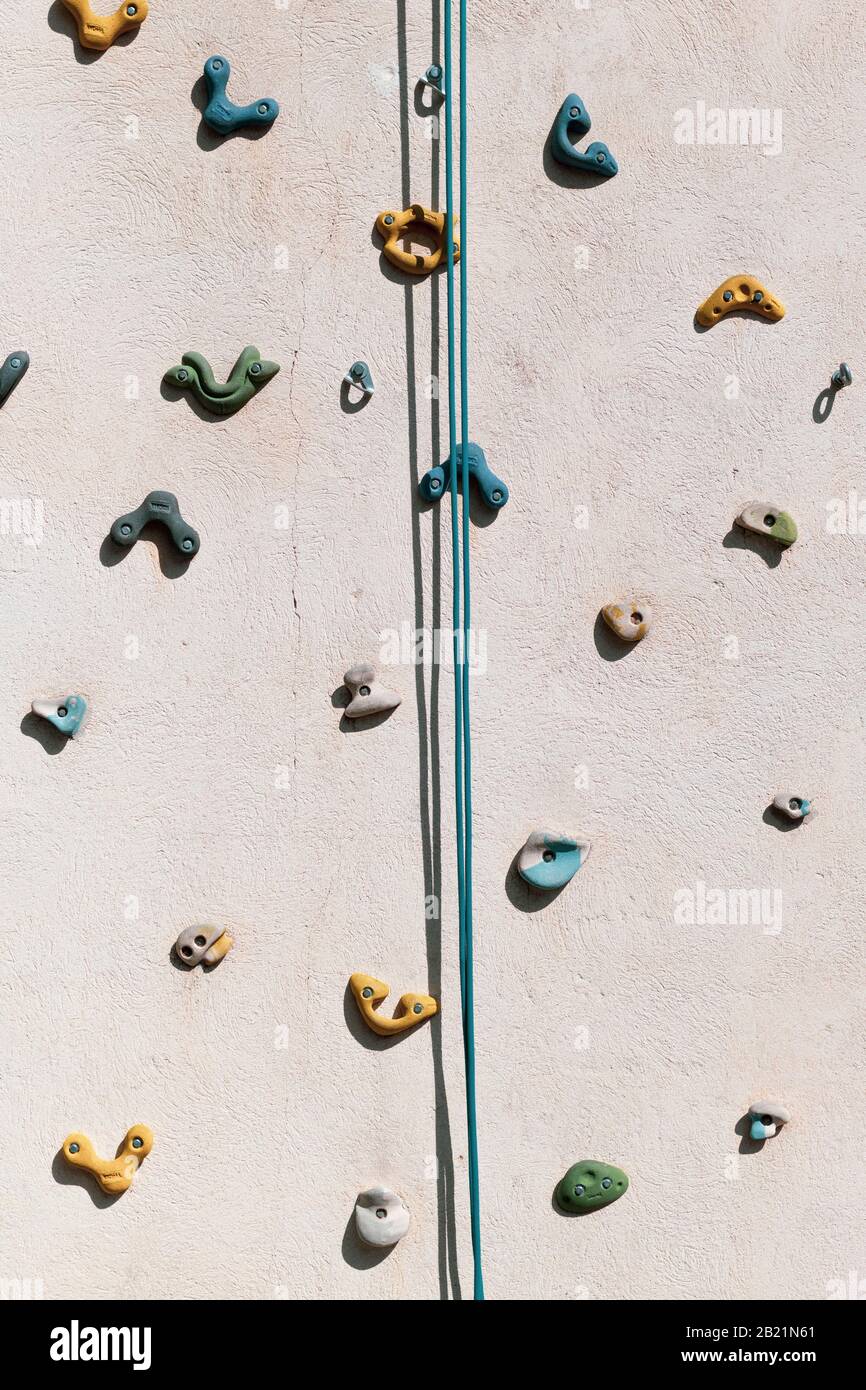 Le mur d'escalade est un mur artificiellement construit avec des poignées pour les mains et les pieds, spécialement préparé pour pratiquer le sport de l'escalade intérieure ou extérieure Banque D'Images
