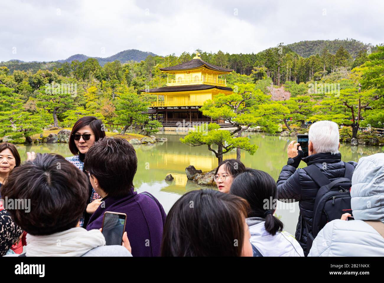 Kyoto, Japon - 10 avril 2019: Temple du Pavillon d'or Kinkakuji temple bouddhiste zen Rokuonji avec de nombreux touristes Banque D'Images