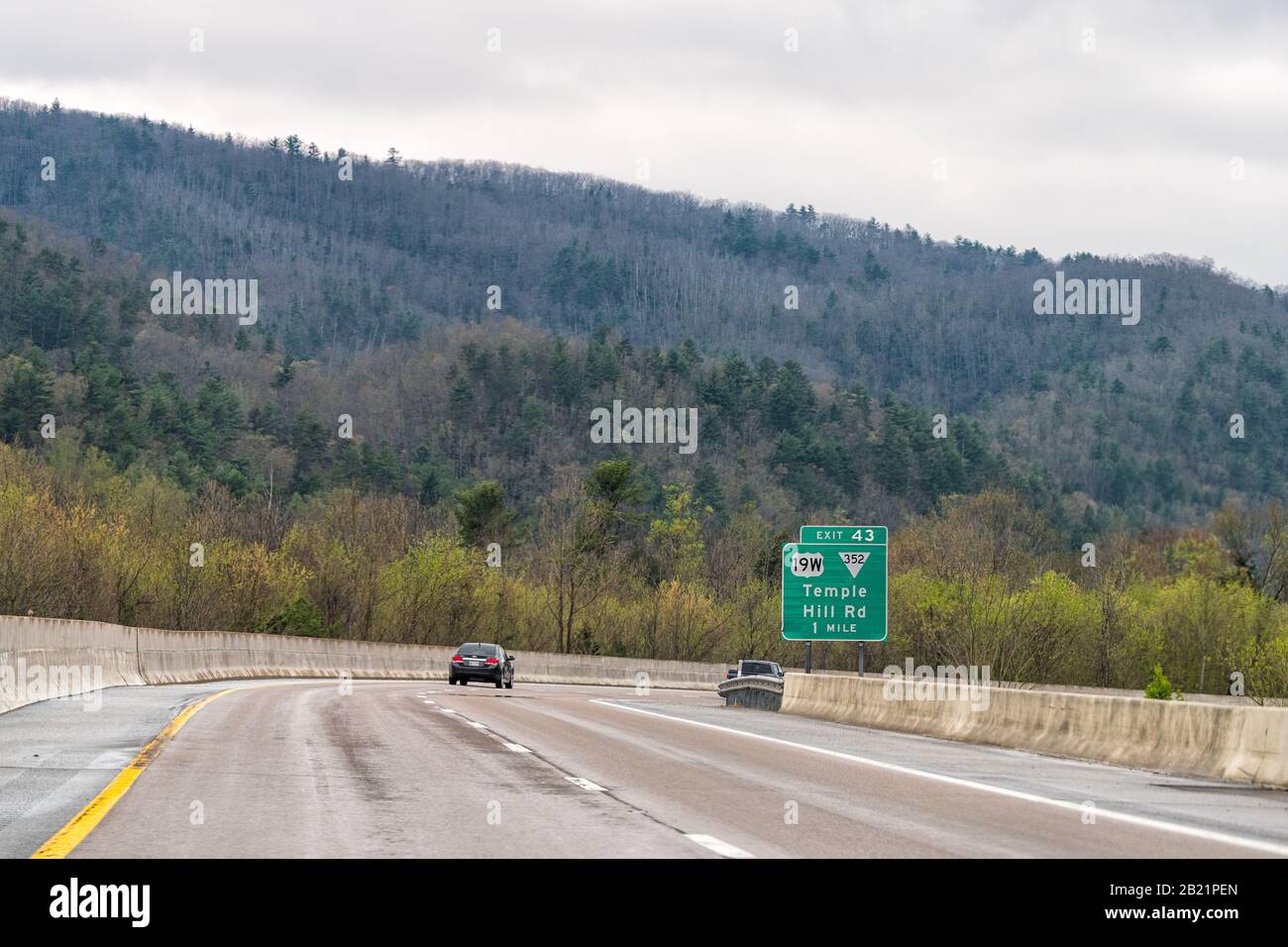 Erwin, États-Unis - 19 avril 2018 : montagnes de crête bleu fumé dans le Tennessee avec ciel couvert nuageux sur le panneau d'autoroute pour la route de Temple Hill et les voitures de circulation Banque D'Images