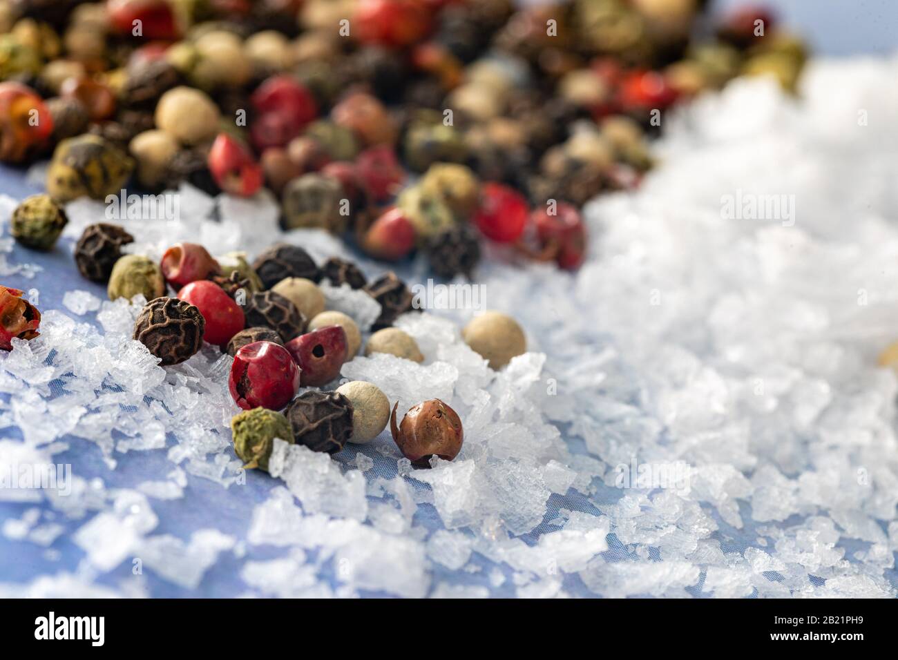 Les grains de poivre et les flocons de sel de mer assaisonnement encore-vie Banque D'Images