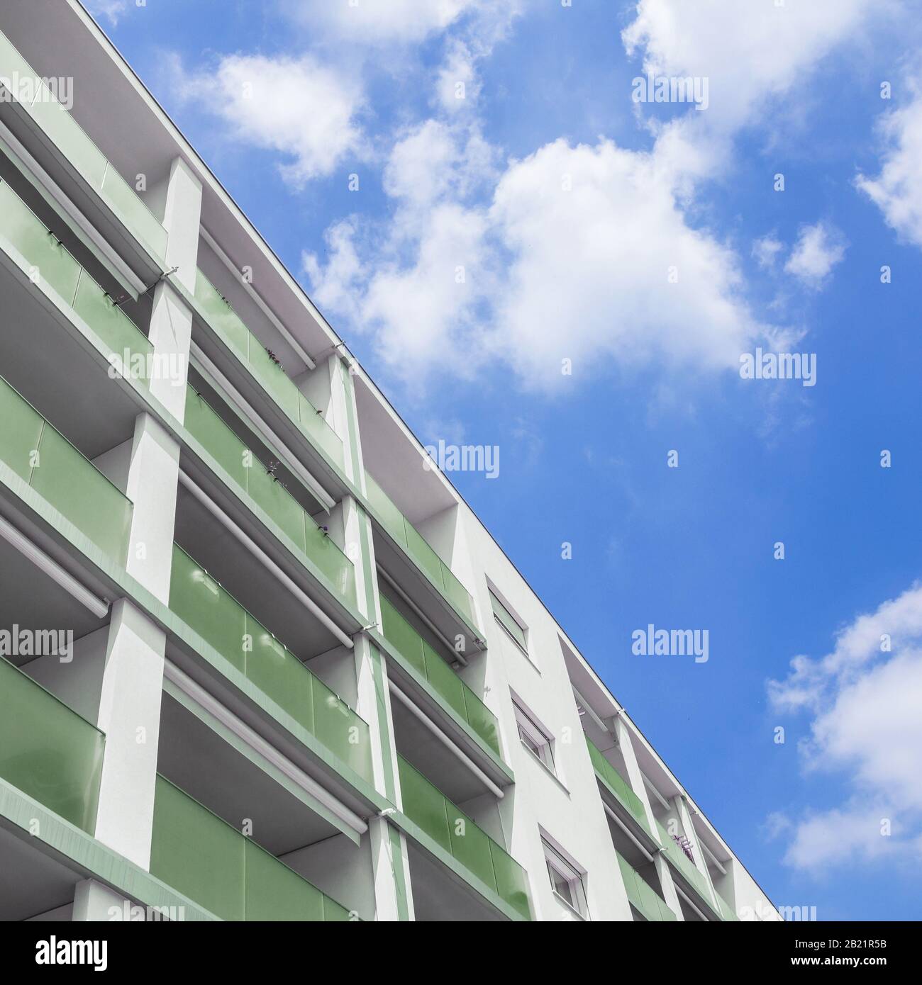 Façade d'un immeuble d'appartements moderne. Appartement moderne construit sur une journée ensoleillée avec un ciel bleu. Banque D'Images