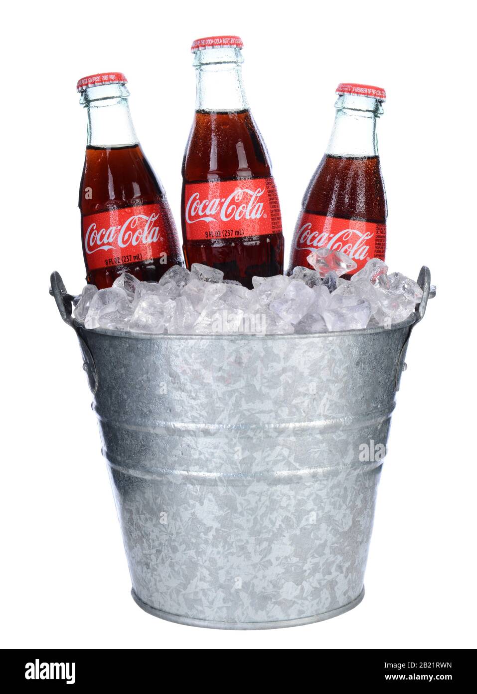 Irvine, CA - 06 février 2014 : trois bouteilles de Coca-Cola et seau à glace. Le coke est l'une des boissons sans alcool les plus populaires au monde. Banque D'Images