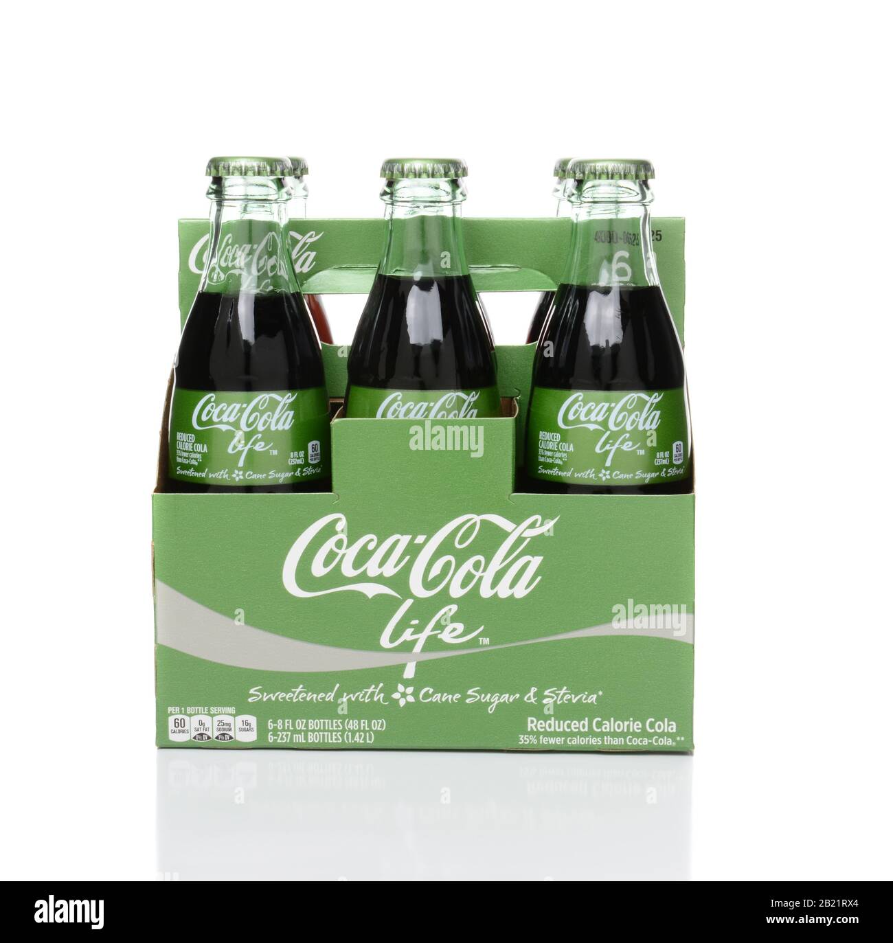 Irvine, CA - 15 FÉVRIER 2015 : lot de 6 bouteilles de Coca-Cola Life vue latérale. Une boisson douce à calories réduites sucrée avec du sucre de canne et Stevia, contient Banque D'Images