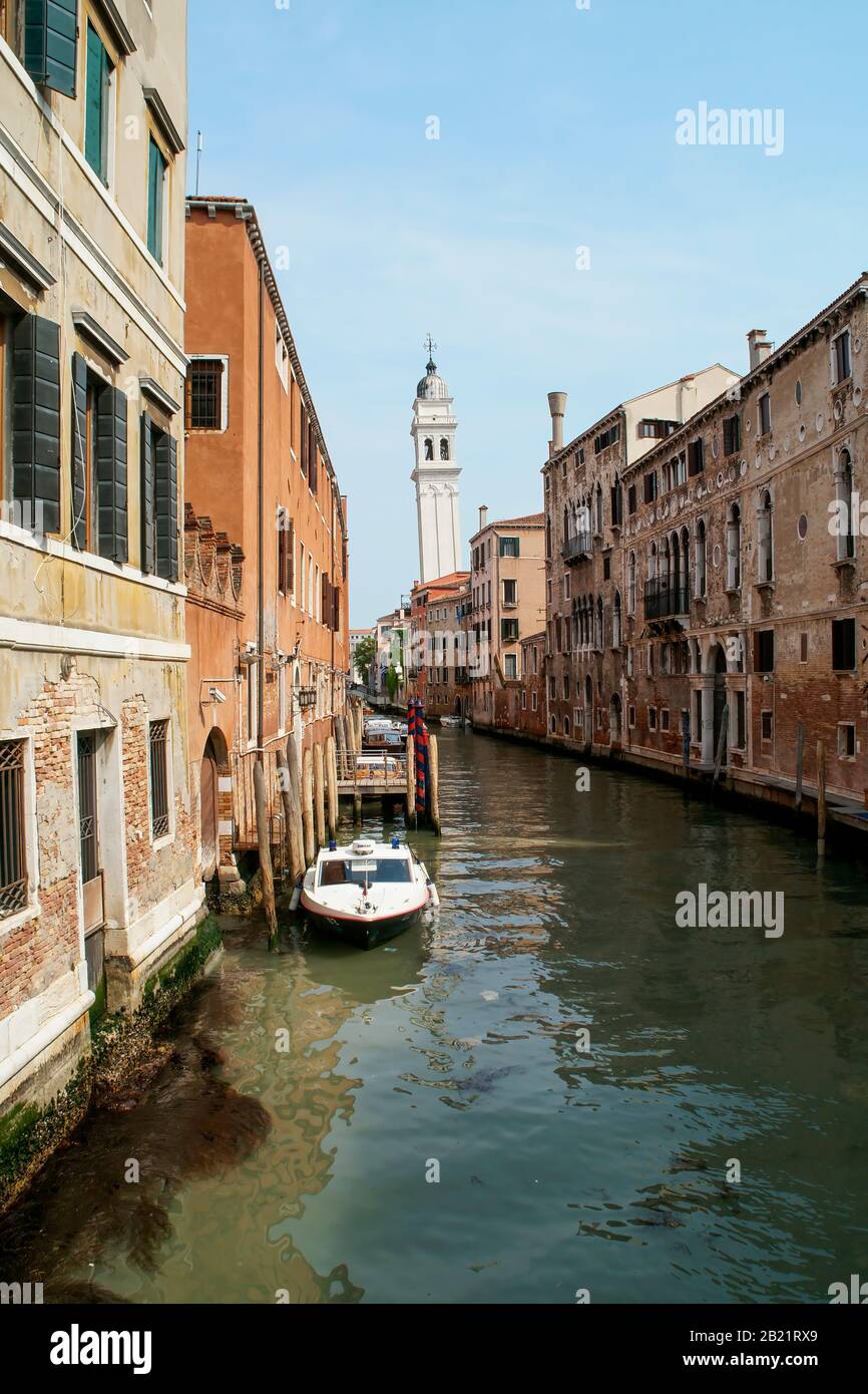 Vue sur un canal bordé de bâtiments. Au loin se trouve le clocher penchant de l'église de San Giorgio dei Greci; la cathédrale orthodoxe grecque Banque D'Images