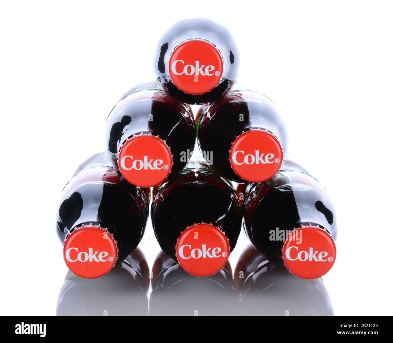 Irvine, CA - 29 janvier 2014 : 6 bouteilles Coca-Cola Classic. Coca-Cola est l'une des boissons gazeuses préférées au monde. Banque D'Images
