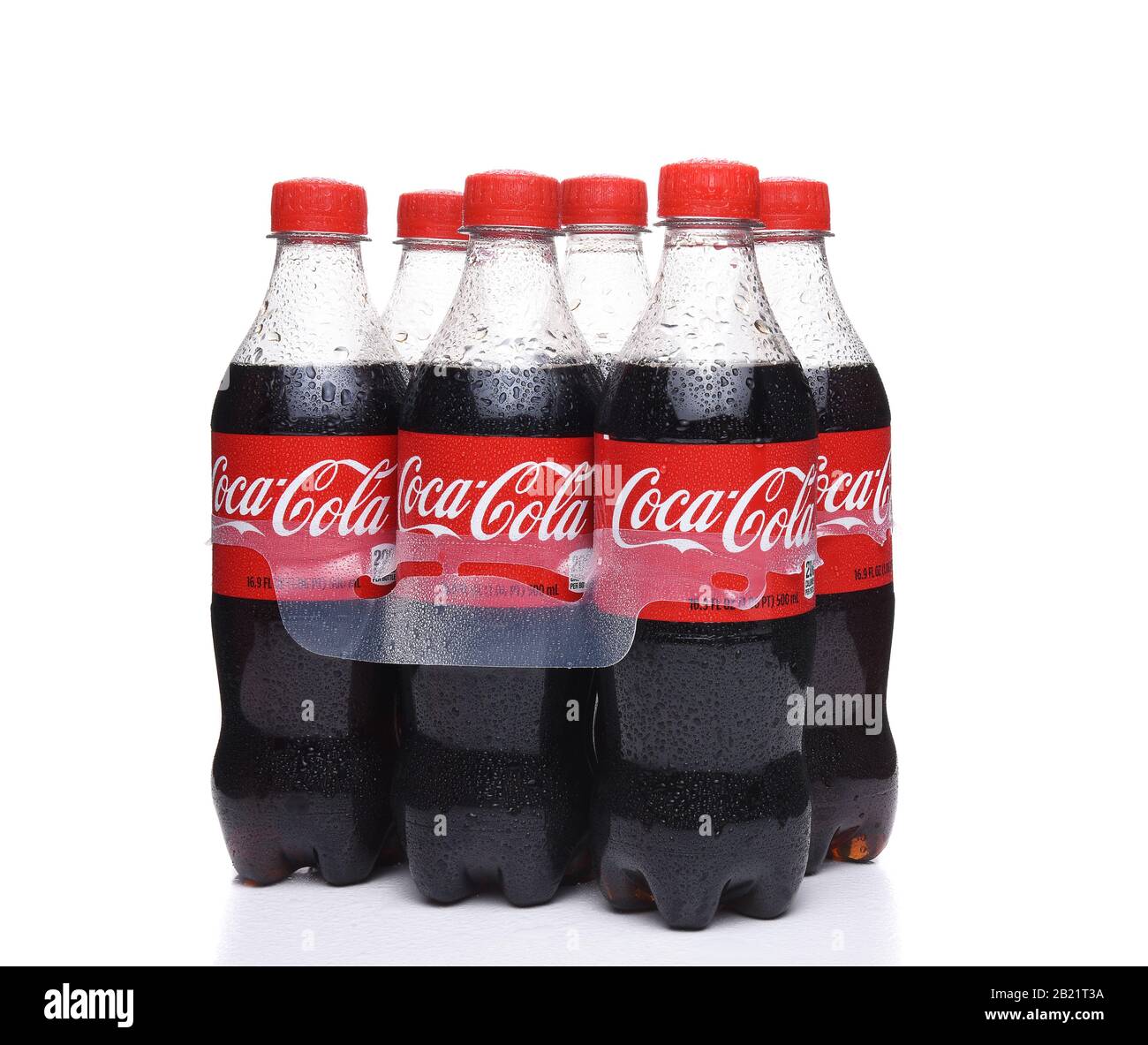 Irvine, CALIFORNIE - 21 AOÛT 2017: Six Pack Coca-Cola avec Condensation. Le coke est l'une des boissons sans alcool les plus populaires au monde. Banque D'Images