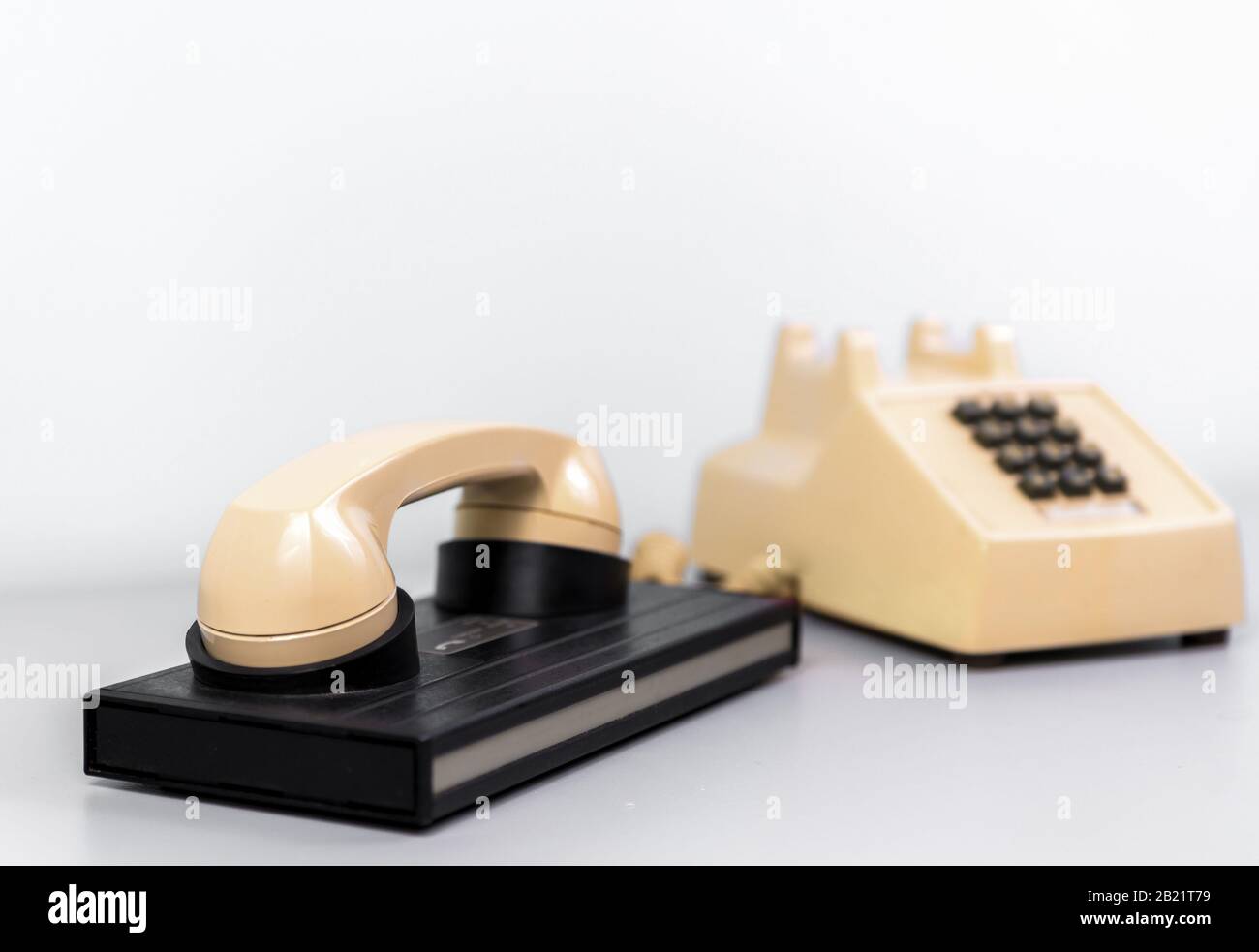 Un ancien modem commuté. Il s'agit du type de modem sur lequel se trouve un combiné téléphonique dans la station d'accueil du modem. Faible profondeur de champ. Banque D'Images