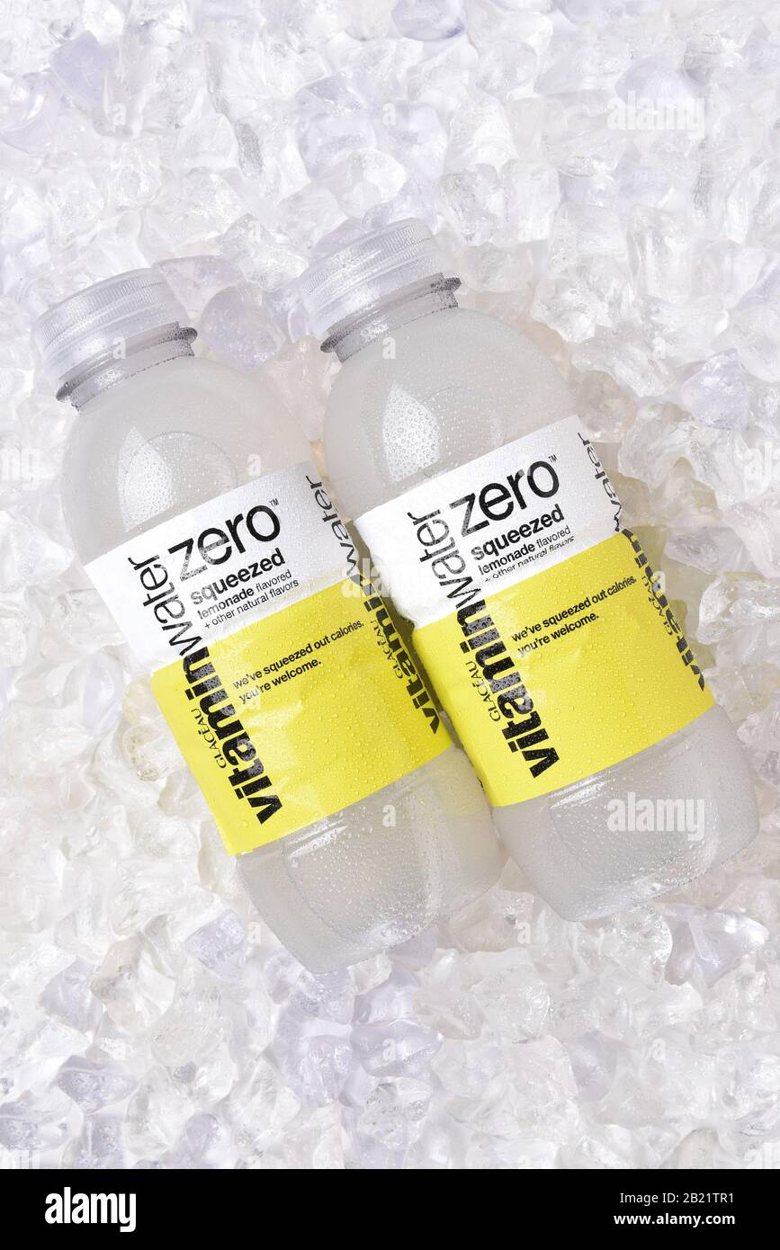 Irvine, CALIFORNIE - 30 OCTOBRE 2017: Glaceau Vitamine Water Zero limonade pressée sur glace. Glaceau est une filiale privée de Coca-Cola C Banque D'Images