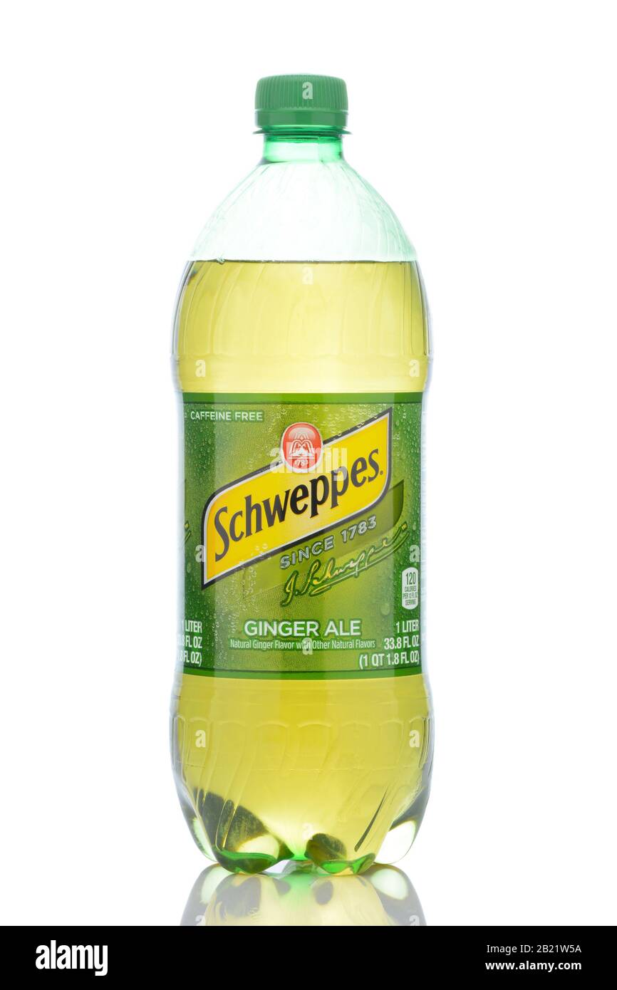 Irvine, CALIFORNIE - 23 MAI 2019: Une bouteille en plastique de 1 litre de Schweppes Ginger Ale. Banque D'Images