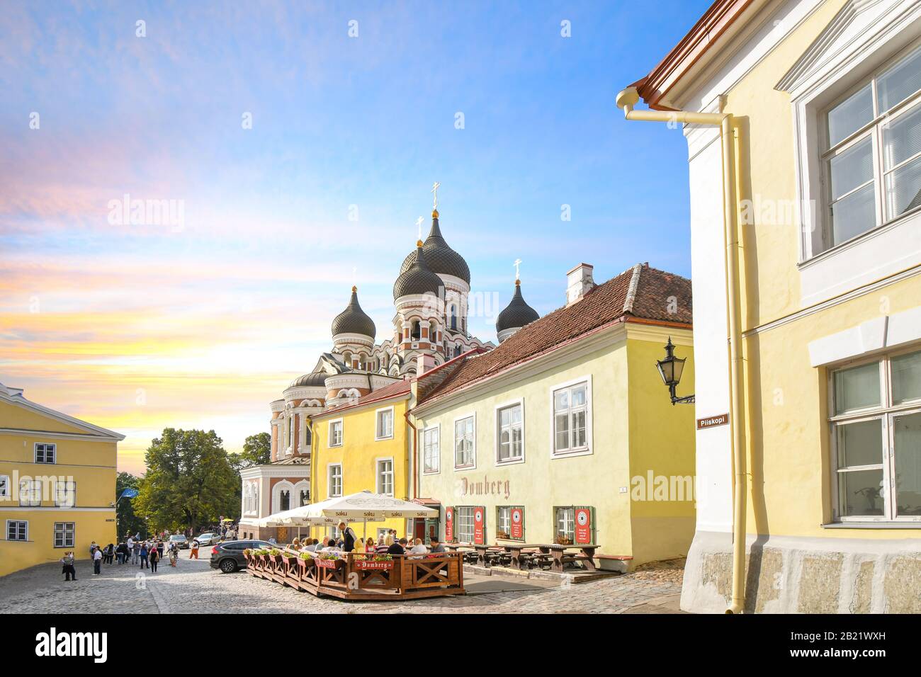 Les touristes peuvent visiter la ville et prendre un déjeuner dans un café-terrasse sur la colline de Toompea, le long de la cathédrale orthodoxe russe, lors d'une journée d'été à Tallinn, en Estonie Banque D'Images