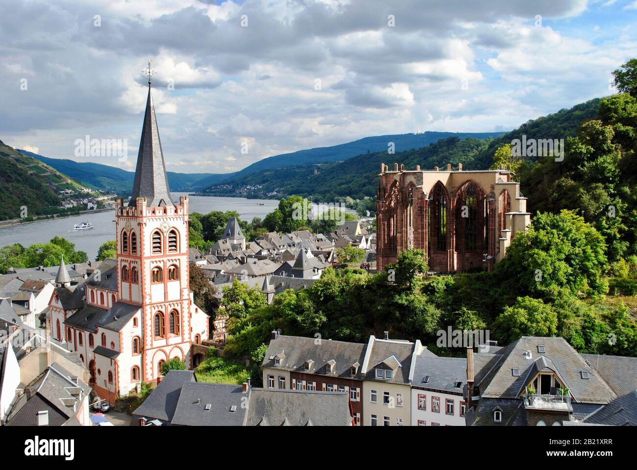Église St Peters et ruine de la Wernerkapelle gothique le long de la rivière Rhein à Bacharach en Rhénanie-Palatinat, Allemagne. Banque D'Images