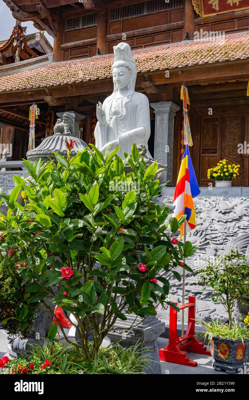 Sapa, Vietnam 10 Octobre 2019. Déesse de Mercy. Le temple au pied de la montagne Fansipan à sapa Nord Vietnam. Vertical Banque D'Images