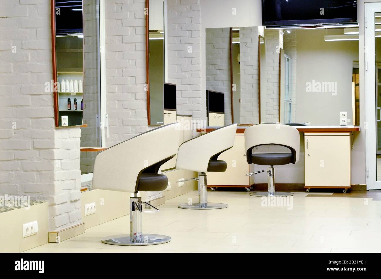 Intérieur moderne du salon de beauté et du lieu de travail des spécialistes de la beauté. Espace de travail dans un salon de beauté pour un salon de coiffure. Intérieur d'un salon de coiffure Banque D'Images