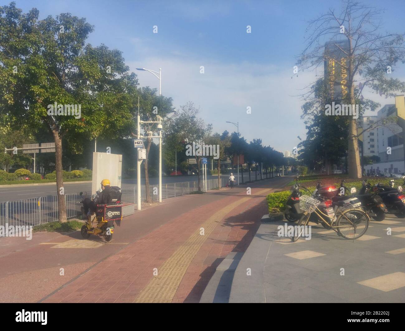 Shunfeng coursier dans les rues de Shenzhen Banque D'Images