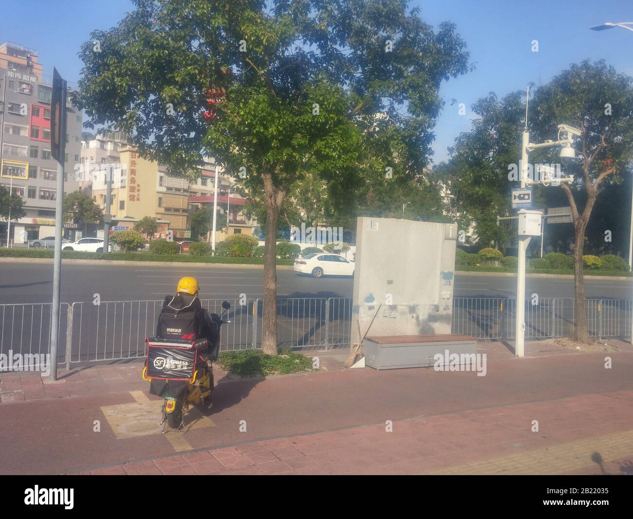 Shunfeng coursier dans les rues de Shenzhen Banque D'Images