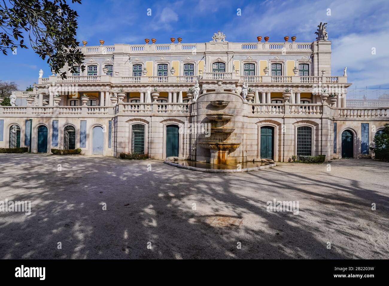Le palais de Queluz est un palais portugais du XVIIIe siècle situé à Queluz, près de Lisbonne. Il fut architecte par Mateus Vicente de Oliveira vers 1747 an Banque D'Images
