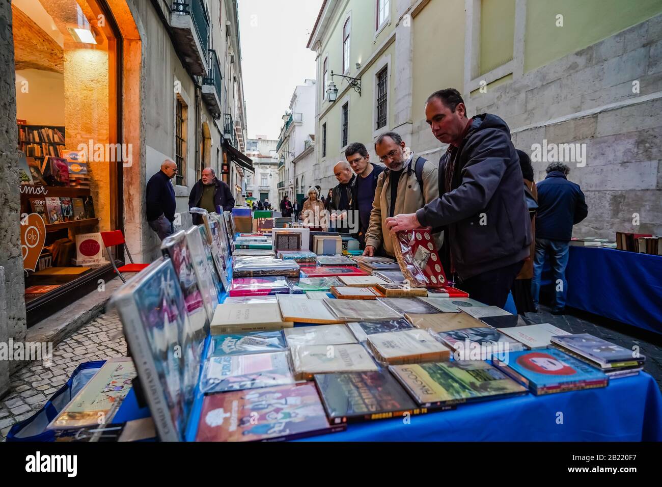 les gens d'une rue extérieure de vente de livres à lisbonne portugal europe Banque D'Images