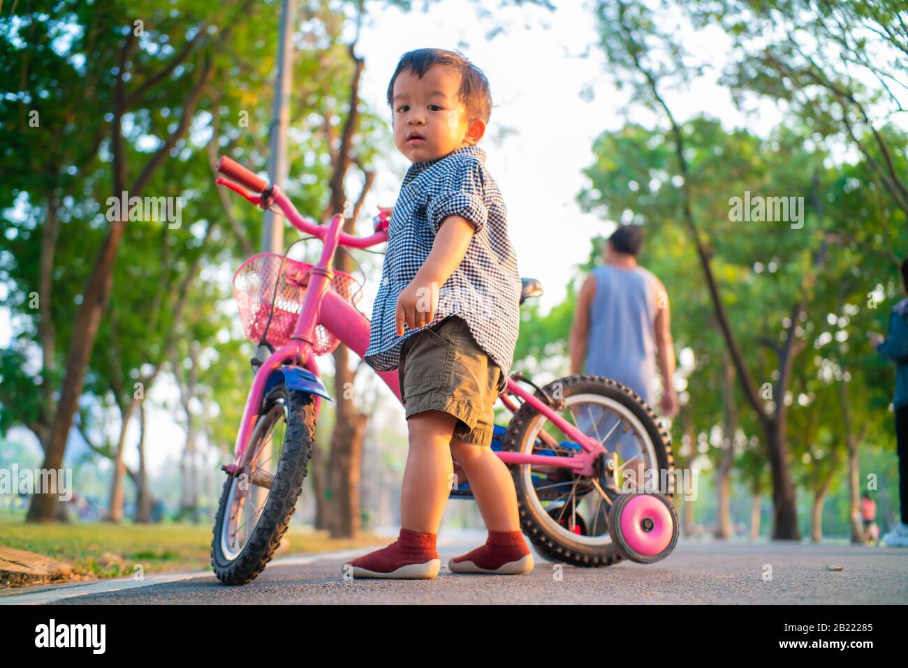 1 A 2 Ans Bebe Asiatique Jouant Avec La Bicyclette Sur La Route De Velo Dans Le Parc Coucher De Soleil Boy Avec Premiere Moto Photo Stock Alamy