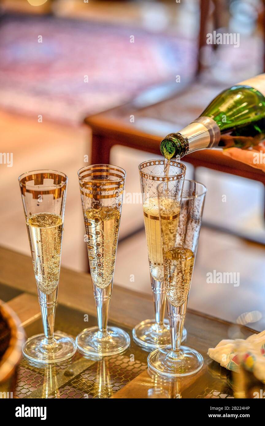 Verres à champagne alignés pour une célébration Banque D'Images