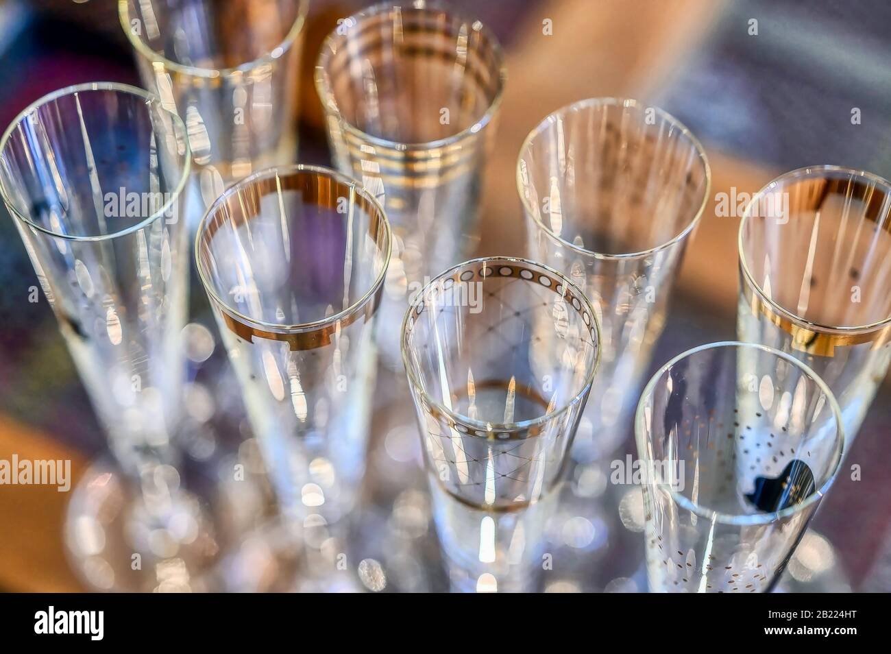 Verres à champagne alignés pour une célébration Banque D'Images