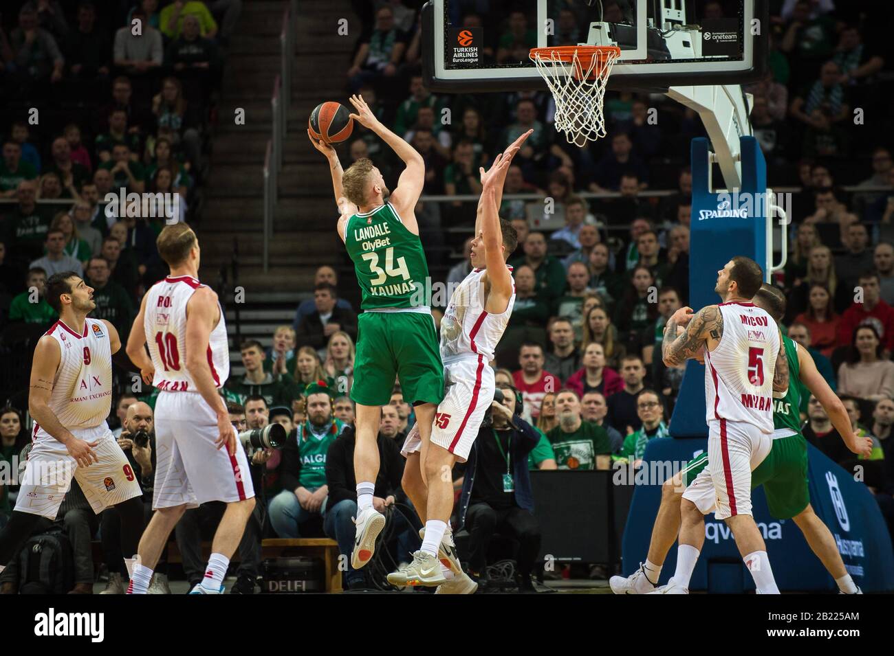 Kaunas, Lituanie. 28 février 2020. Jock Landale (L, top)des pousses de Zalgiris Kaunas pendant le match de la saison régulière de basket-ball de l'Euroligue entre les Kaunas de Zalgiris de Lituanie et l'AX Armani Exchange de l'Italie à Kaunas, Lituanie, 28 février 2020. Crédit: Alfredas Pliadis/Xinhua/Alay Live News Banque D'Images