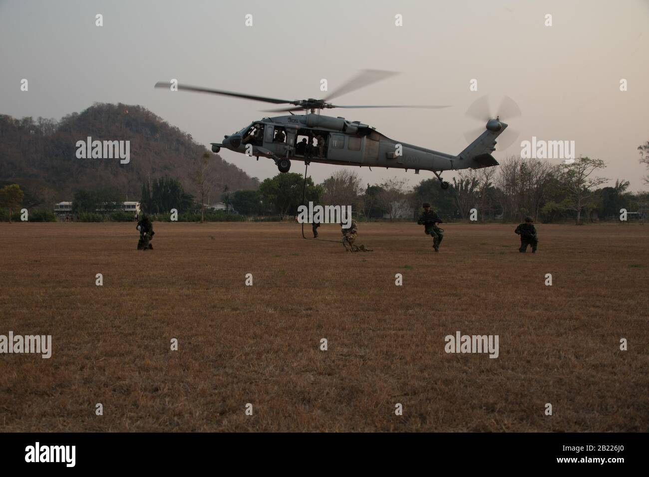 Loppuri, Thaïlande – Soldats thaïlandais de l’unité d’opération spéciale, la Garde du roi, aux côtés d’un Beret vert de l’armée américaine du premier groupe des forces spéciales (aéroporté), répétitions de mouvements après un rapide vol d’un hélicoptère Sea Hawk de la marine américaine MH-60 affecté aux « pompiers » de l’escadron de combat d’hélicoptère marin (HSC) 85 le 25 février, 2020, au camp d'Erawan, Lophburi, Royaume de Thaïlande, à l'appui de Cobra Gold. L'exercice Cobra Gold 20, dans sa 39ème itération, est conçu pour promouvoir la sécurité régionale et assurer des réponses efficaces aux crises régionales en rassemblant des forces multinationales pour atteindre des objectifs communs Banque D'Images