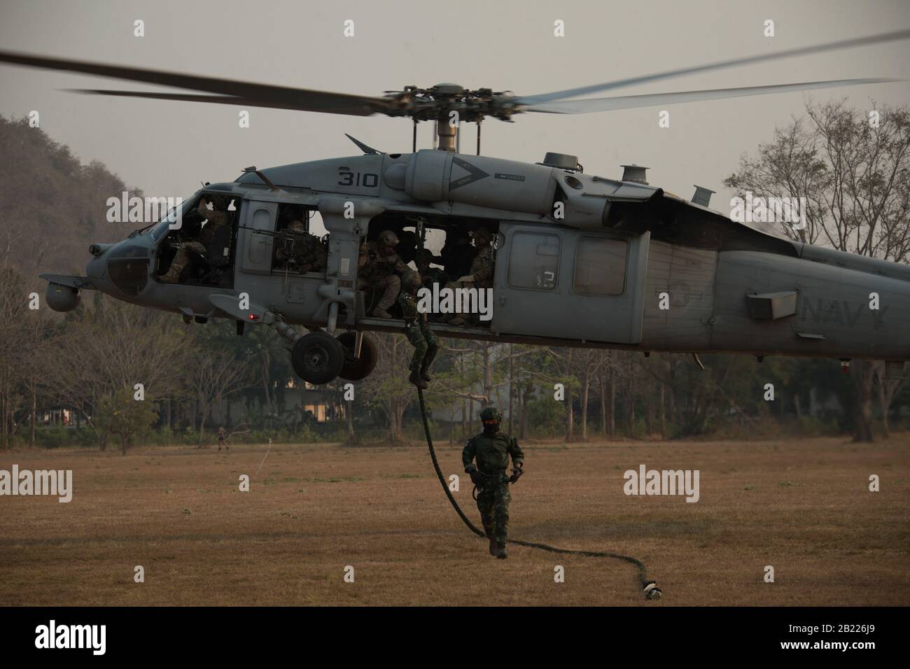 Lophburi, Thaïlande – Soldats thaïlandais avec l’unité d’opération spéciale, la Garde du roi, à câble rapide d’un hélicoptère Sea Hawk de la Marine américaine MH-60 affecté aux « pompiers » de l’Escadron de combat en mer d’hélicoptère (HSC) 85 février 2020, au camp d’Erawan, Lophburi, Royaume de Thaïlande, à l’appui de Cobra Gold. L'exercice Cobra Gold 20, dans sa 39ème itération, est conçu pour promouvoir la sécurité régionale et assurer des réponses efficaces aux crises régionales en rassemblant les forces multinationales pour répondre aux objectifs communs et aux engagements de sécurité dans la région de l'Indo-Asie-Pacifique. (ÉTATS-UNIS Photo de l'armée par Sgt. Anthony Bryant) Banque D'Images