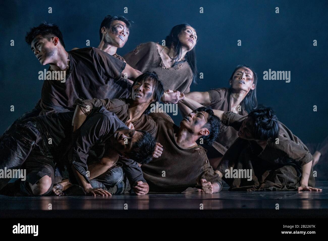 Cloud Gate Dance Theatre de Taiwan exécute leur première britannique De Poussière au théâtre Sadler's Wells sous la direction de Lin Hwai-min Londres, Royaume-Uni. Banque D'Images