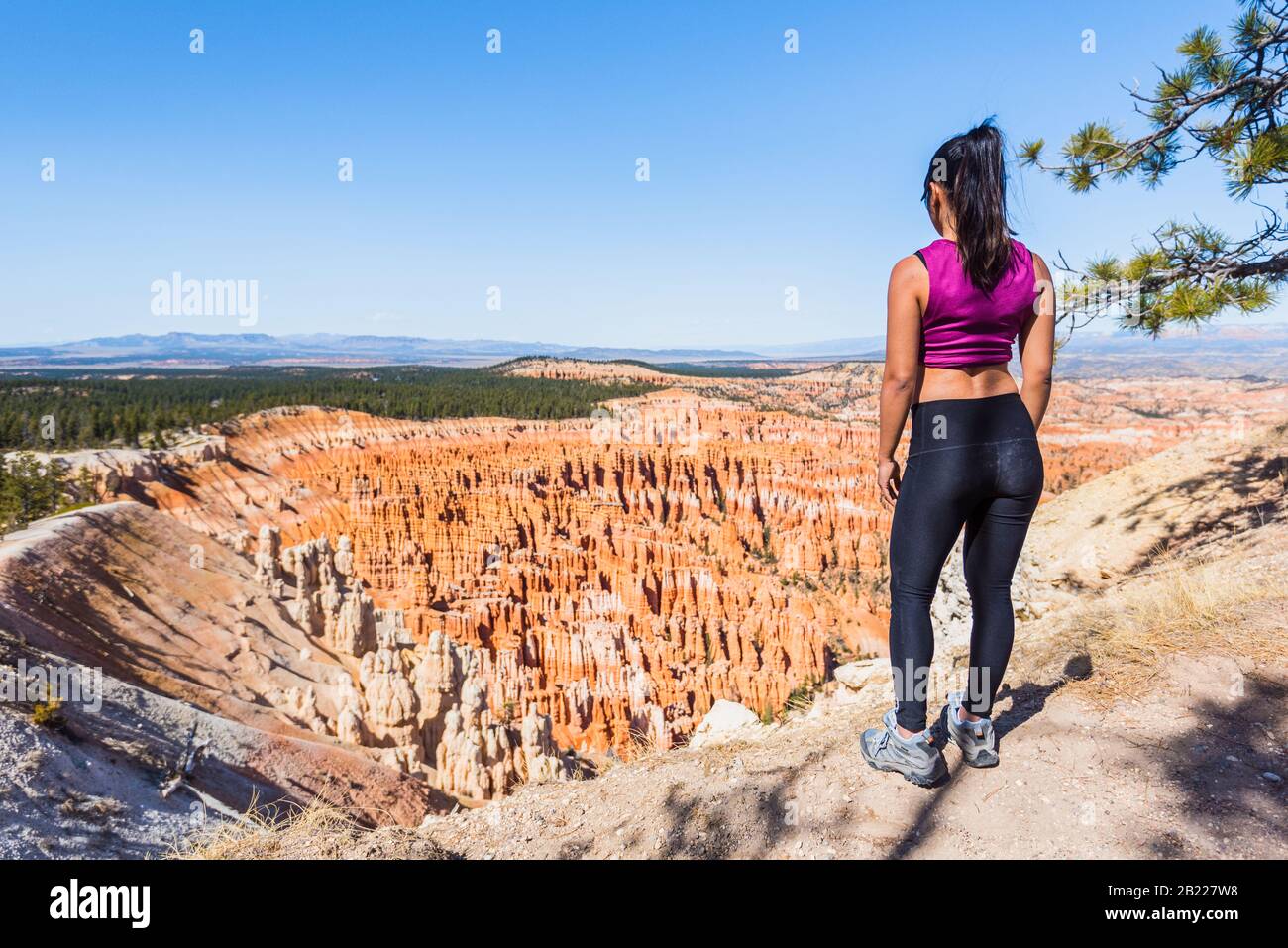 Femme qui méprise la vue du parc national de Bryce Canyon Utah États-Unis. Banque D'Images