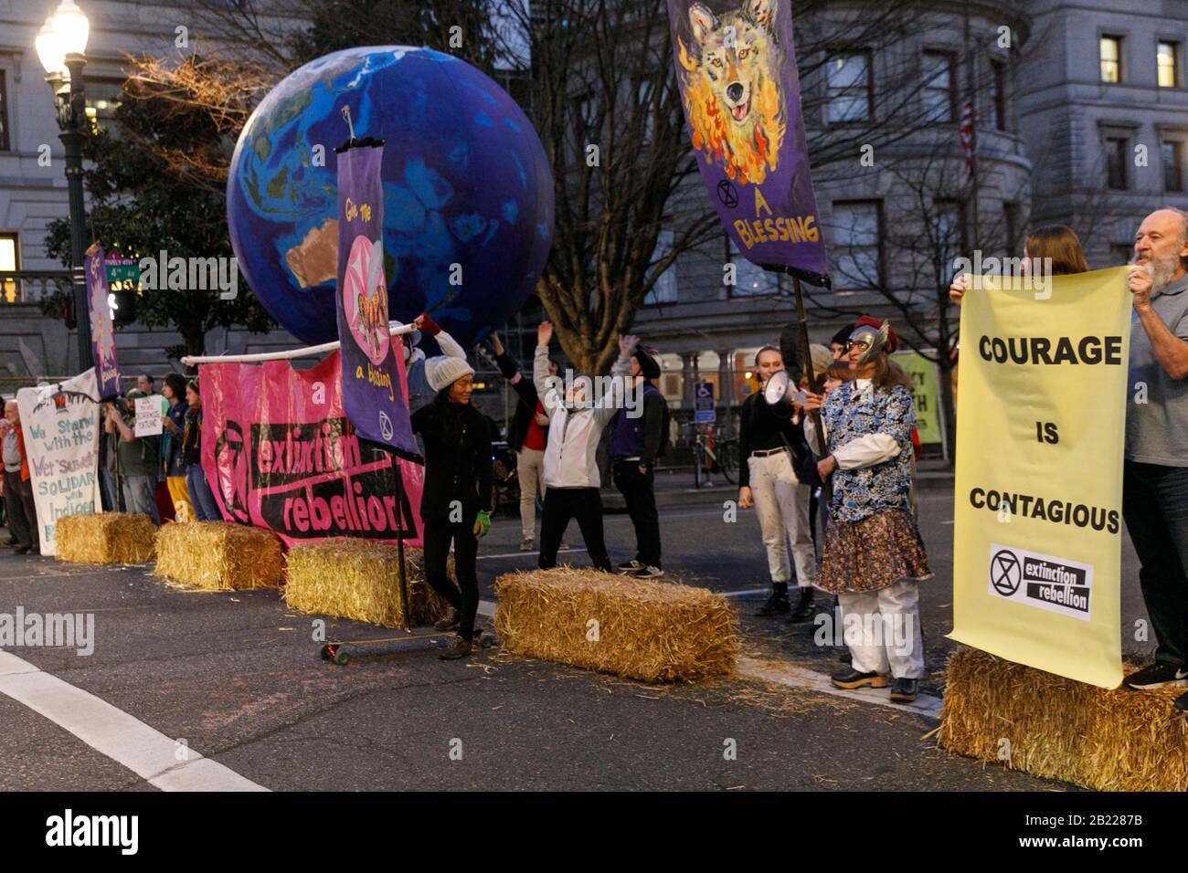 Portland, États-Unis. 27 février 2020. Extinction Rebellion, un mouvement international s'attaquant à l'urgence climatique actuelle et à l'effondrement de l'écosystème, a organisé une petite manifestation dans la rue à l'hôtel de ville de Portland, Oregon aujourd'hui, jeudi 27 février 2020. Ils ont montré des signes, des jongleurs et des artistes, et ont eu une petite protestation contre la perturbation de la circulation. (Photo De John Rudoff/Sipa Usa) Crédit: Sipa Usa/Alay Live News Banque D'Images