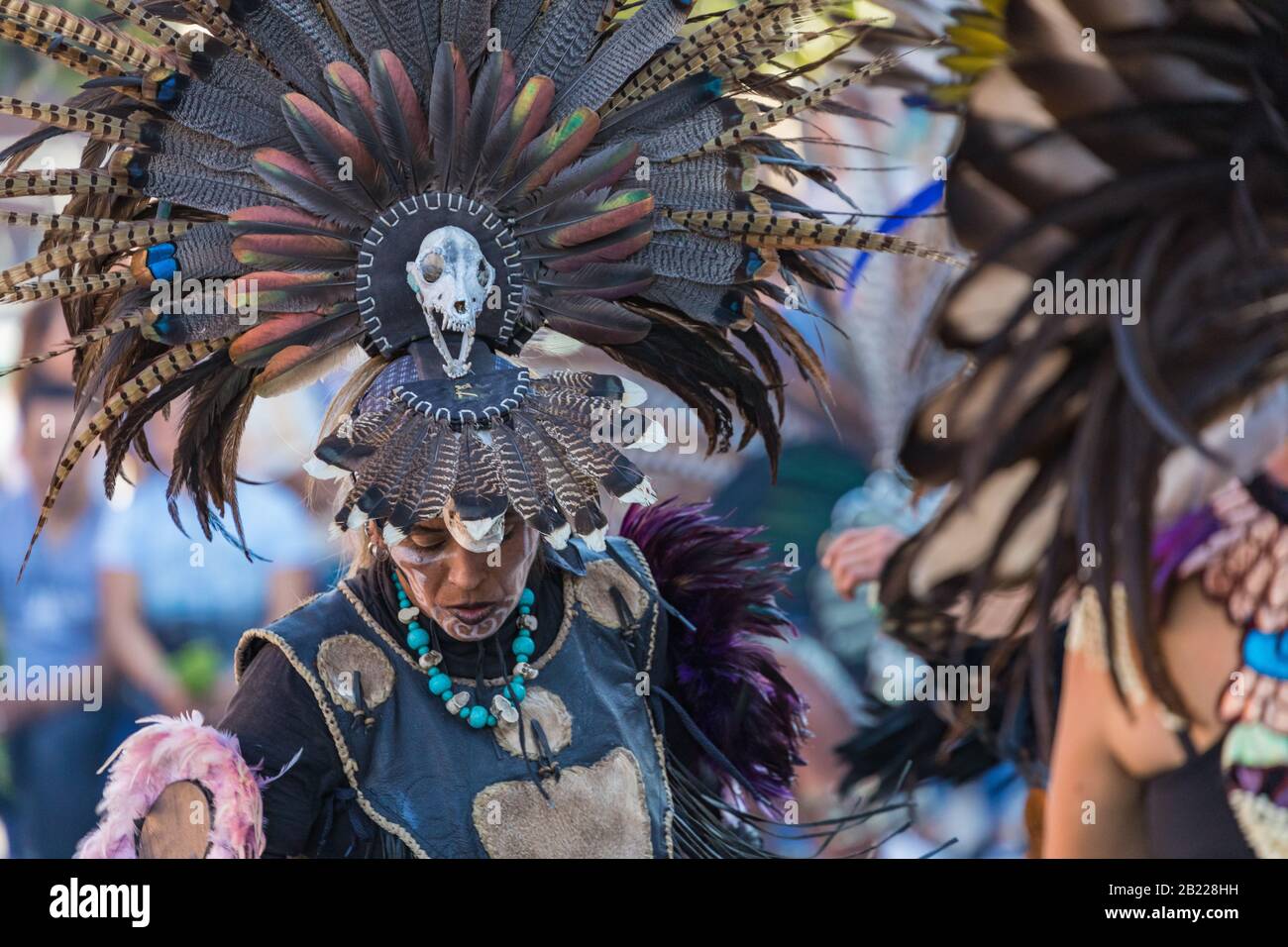 MEXICO, MEXIQUE - 17 FÉVRIER 2020 : danseuses aztèques en costumes traditionnels dansant dans le Zocalo à Mexico, DF, Mexique. Banque D'Images