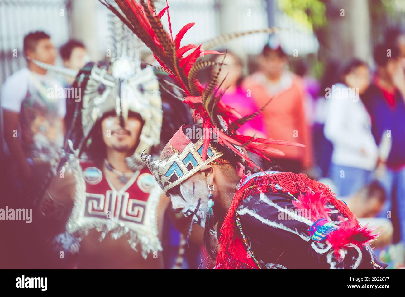 MEXICO, MEXIQUE - 17 FÉVRIER 2020 : danseuses aztèques en costumes traditionnels dansant dans le Zocalo à Mexico, DF, Mexique. Banque D'Images