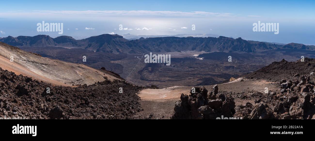 Vue depuis le volcan Teide то Las Canadas Caldera avec la lave solidifiée et le mont Montana Blanca. Parc National Du Teide, Tenerife, Îles Canaries, Espagne. Pa Banque D'Images