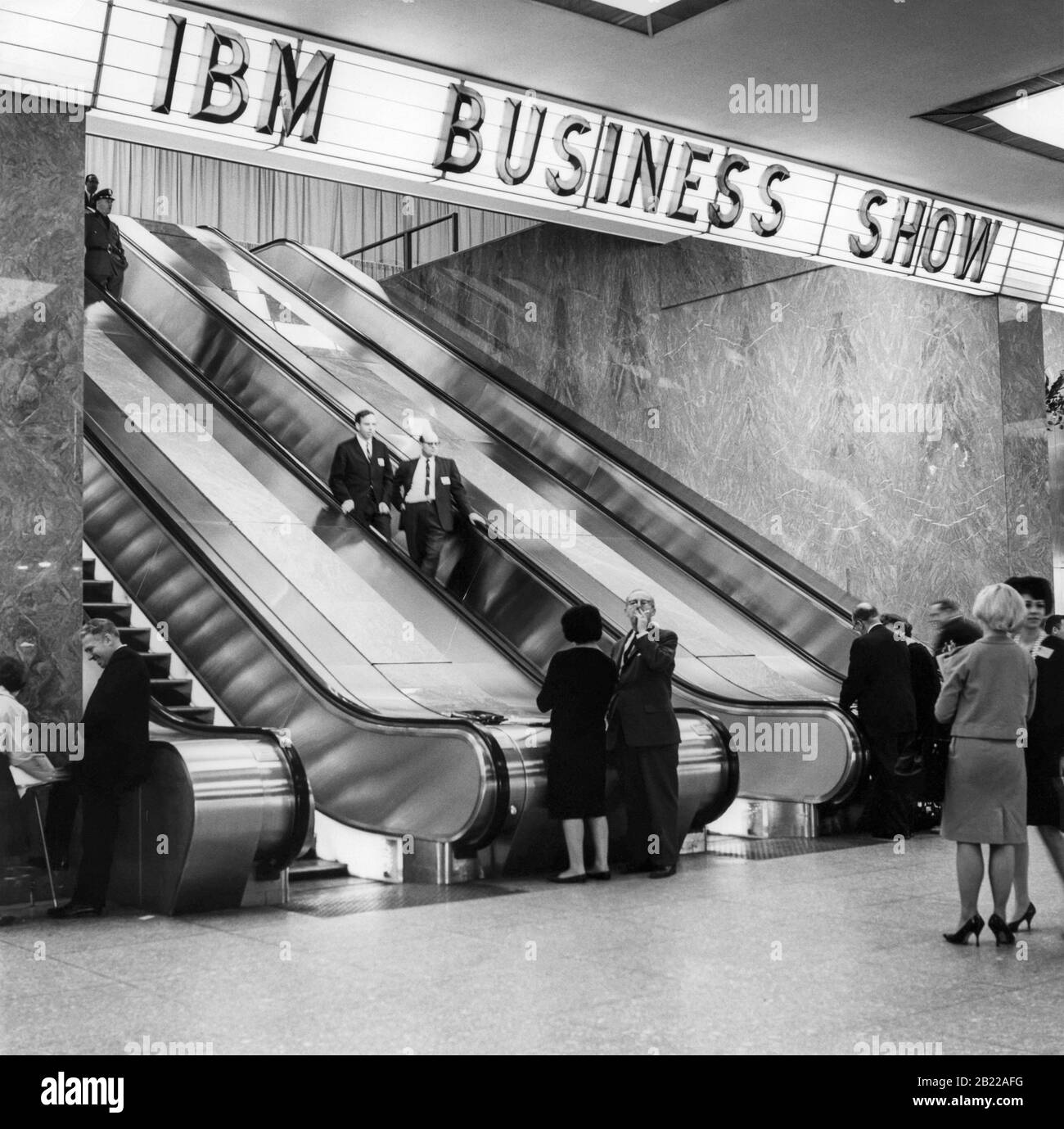 Escalators vers la principale zone d'exposition du salon IBM Business Show au New York Coliseum sur Columbus Circle à Manhattan, New York City, vers le 30 avril 1963. Banque D'Images
