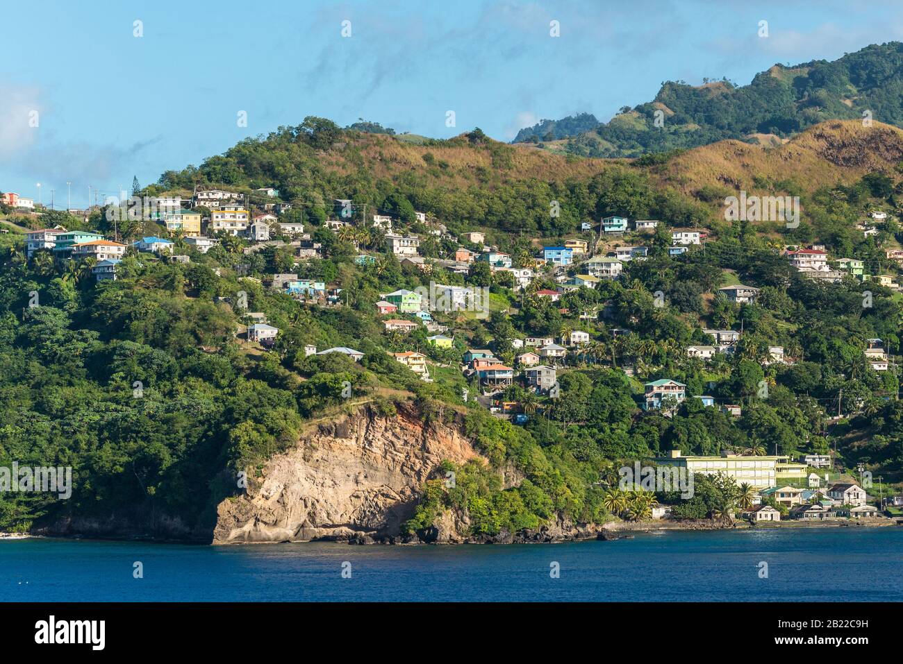 Vue sur la côte avec de nombreuses maisons de vie sur la colline, Kingstown, Saint-Vincent-et-les Grenadines Banque D'Images