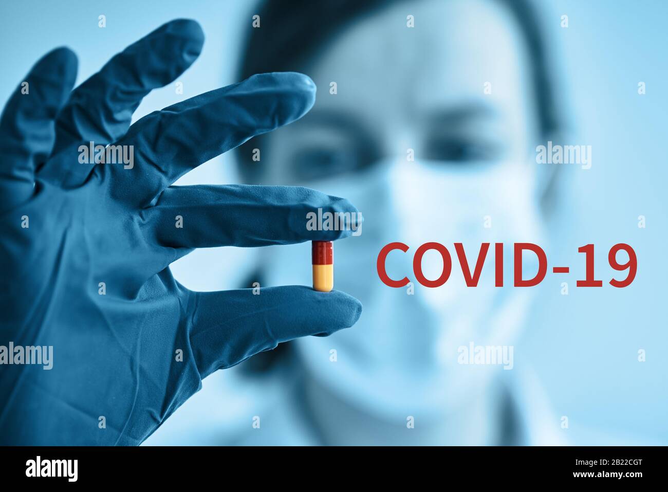 Une femme avec masque de protection tient la pilule médicale dans la main. Problème de coronavirus et concept de protection covid-19 Banque D'Images