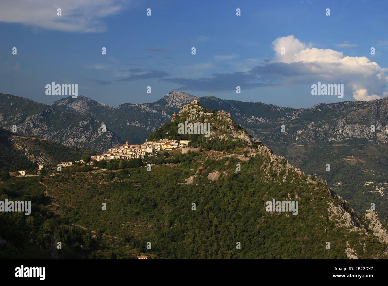 Vue panoramique sur le village médiéval de Sainte Agnès dans l'arrière-pays de Nice (les plus beaux villages de France) Banque D'Images