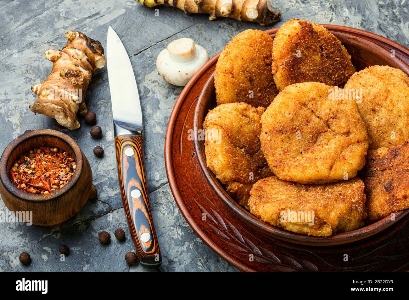 Côtelettes de légumes frits saines avec artichaut de Jérusalem et champignons Banque D'Images