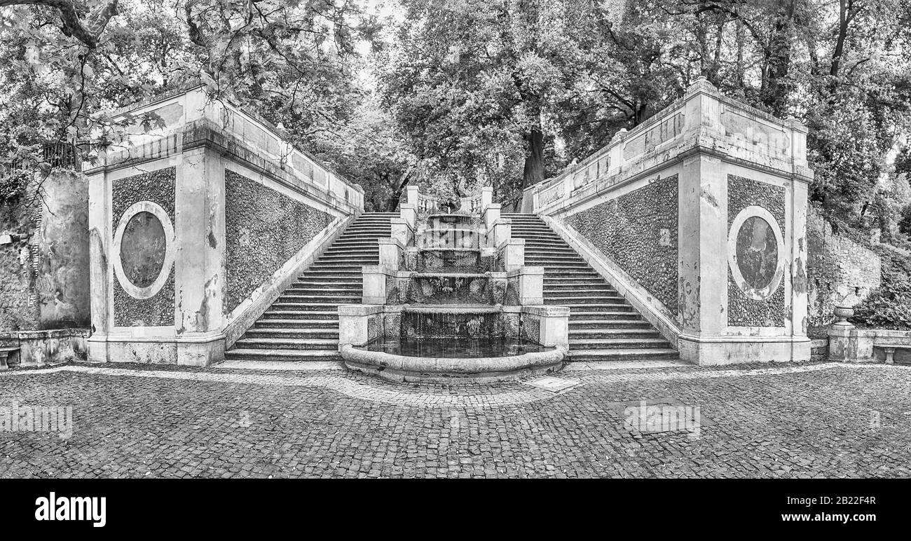 Rome - 28 AVRIL : escalier pittoresque avec fontaine à l'intérieur du jardin botanique de Rome, Italie, 28 avril 2019 Banque D'Images